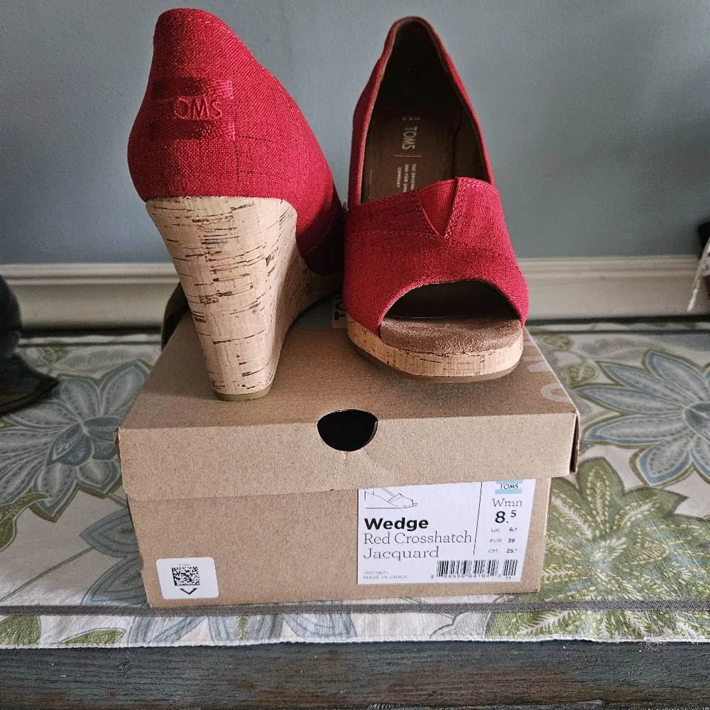 NEW in box! TOMS peep-toe cork wedge - Picture 3 of 4